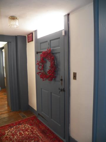 Frontentrancedoor-between-east&west-rooms.jpg